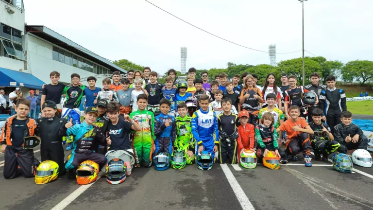 Foto geral de pilotos inscritos Paranaense de Kart - Gilmar Rose